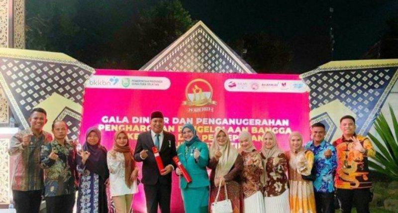 Bupati Halmahera Selatan (Halsel) Usman Sidik dan Ny. Hj. Eka Dahliani Abusama menerima penghargaan Manggala Karya Kencana dari pemerintah pusat melalui BKKBN