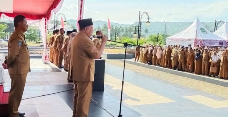 Gubernur KH. Abdul Gani Kasuba (AGK) saat memimpin upacara di taman Sultan Ternate, jalan kilometer 40 Sofifi, yang dihadiri langsung oleh ratusan ASN, Senin (14/8/2023)