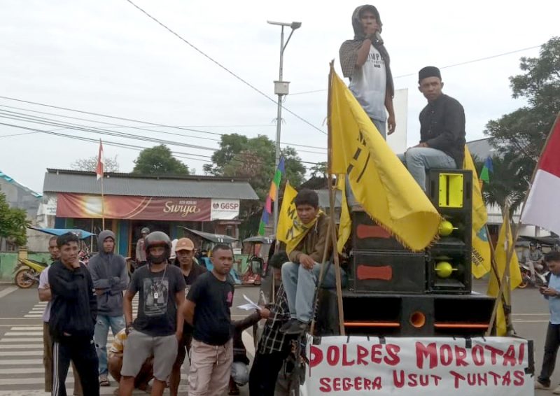 Pihak keluarga yang dimotori aktivis PMII Cabang Pulau Morotai menggeruduk Mapolres Pulau Morotai pada Senin (21/8/2023), meminta agar polisi segera mengumumkan hasil autopsi penyebab kematian La Antoro