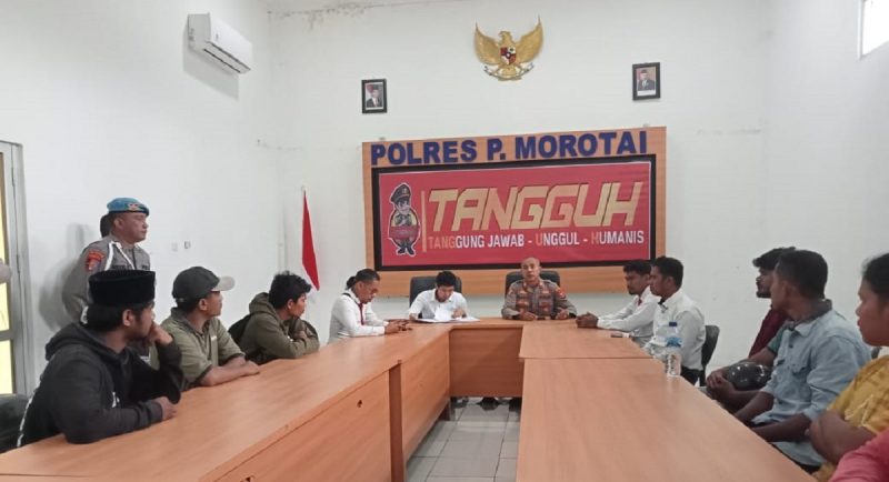 Kasat Reskrim Polres Pulau Morotai, IPTU Muhammad Andy Kurniawan hearing dengan massa aksi di kantor Polres Morotai, Senin (21/8/2023)