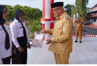 Sebanyak 135 tenaga guru PPPK resmi menerima surat Keputusan (SK) yang diserahkan langsung secara simbolis oleh Wali Kota Tidore Kepulauan Capt, H. Ali Ibrahim