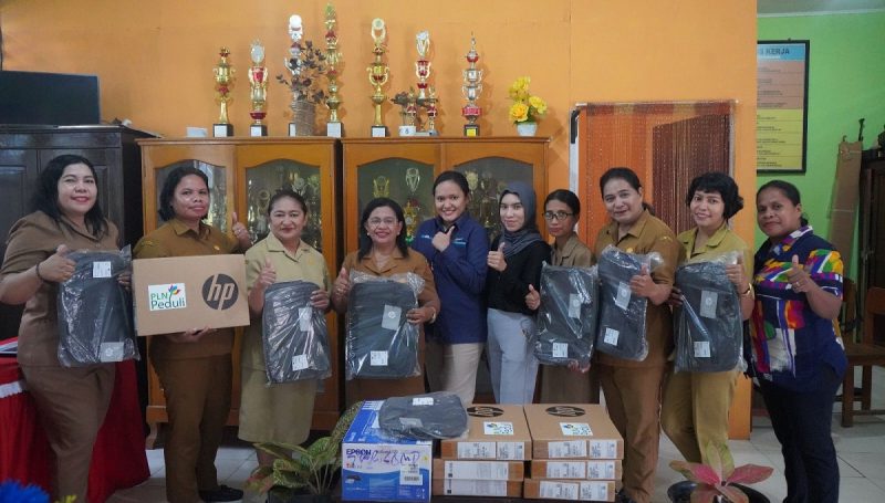 PT PLN Unit Induk Wilayah Maluku dan Maluku Utara (UIW MMU) memberikan bantuan fasilitas sekolah kepada SD Inpres 24 Ambon, Selasa (23/8/2023)