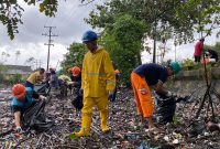 PT PLN (Persero) Unit Pelaksana Pembangkitan Maluku melaksanakan aksi bersih-bersih sampah di kawasan hutan bakau atau mangrove Desa Poka, Kecamatan Teluk Ambon, Kota Ambon