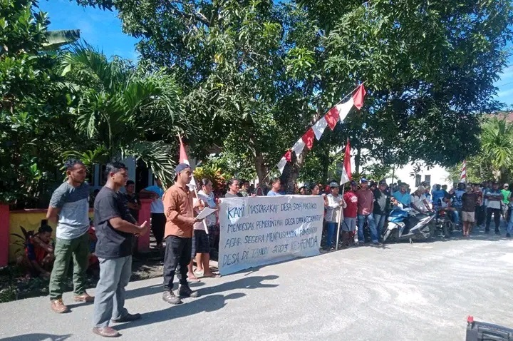 Tuntut pemekaran desa baru, puluhan warga Desa Sopi Majiko di Kabupaten Pulau Morotai, menggelar unjuk rasa di depan Kantor Camat Morotai Jaya, Senin (28/8/2023)