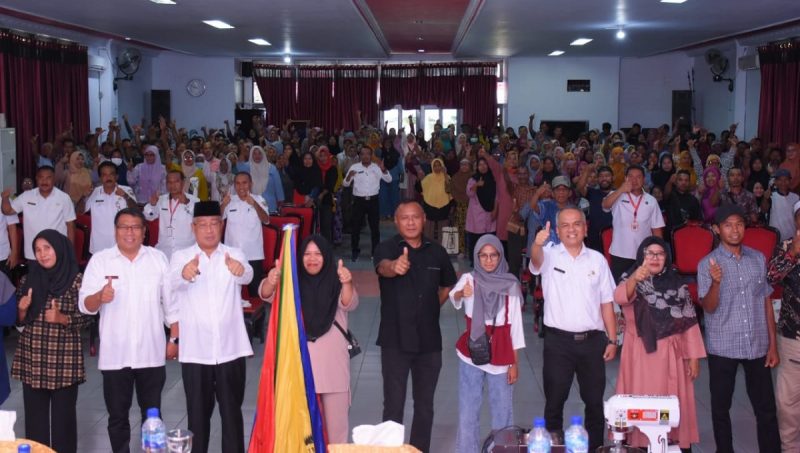foto bersama wali kota dan wakil walikota bersama 926 pelaku usaha mikro yang tersebar di 8 Kecamatan di Kota Tidore Kepulauan (Tikep) menerima bantuan sarana usaha