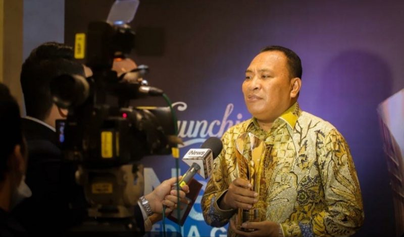 Bupati Halmahera Selatan, Provinsi Maluku Utara, Usman Sidik, mendapat penghargaan kategori Special Recognition of Outstanding Initiative dalam Indonesia Awards 2023 yang digelar iNews Media Group