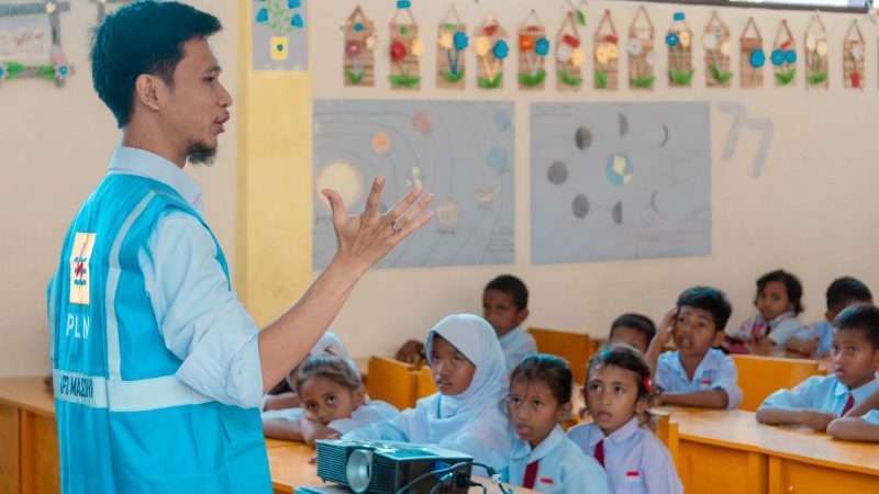 Dinas Pendidikan dan Kebudayaan Kabupaten Maluku Tengah bersinergi dengan PT PLN (Persero) UP3 Masohi melalui program Belajar Menyenangkan
