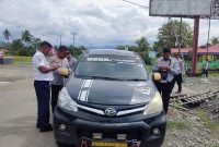 Dinas Perhubungan (Dishub) Kabupaten Halmahera Timur melakukan kegiatan aksi sosialisasi keselamatan dengan menempelkan stiker dan memberikan cinderamata kepada pengguna kendaraan umum