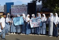 Tolak Mantan Kembali Jabat Kepsek, Siswa dan Guru SMKN 1 Morotai Kompak Boikot Sekolah