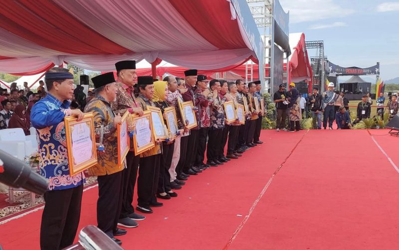 Gubernur Malut KH Abdul Gani Kasuba (posisi kedua) terima penghargaan dari Kementan RI 