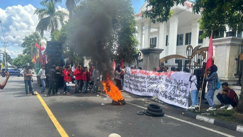 Gerakan Mahasiswa Nasional Indonesia (GMNI) dan Liga Mahasiswa Nasional Untuk Demokrasi (LMND) yang mengatasnamakan 'Front Nakes Menggugat' melakukan aksi demonstrasi di depan Kediaman Gubernur Maluku Utara