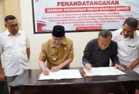 Gubernur Maluku Utara Abdul Gani Kasuba, menandatangani Naskah Perjanjian Hibah Daerah (NPHD) bersama dengan Ketua KPU Puja Sutamat dan Ketua Bawaslu Provinsi Masita Nawawi Gani