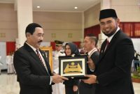 Plt Bupati Halmahera Selatan, Hasan Ali Bassam Kasuba menerima anugerah lencana alumni kehormatan Institut Pemerintahan Dalam Negeri (IPDN).