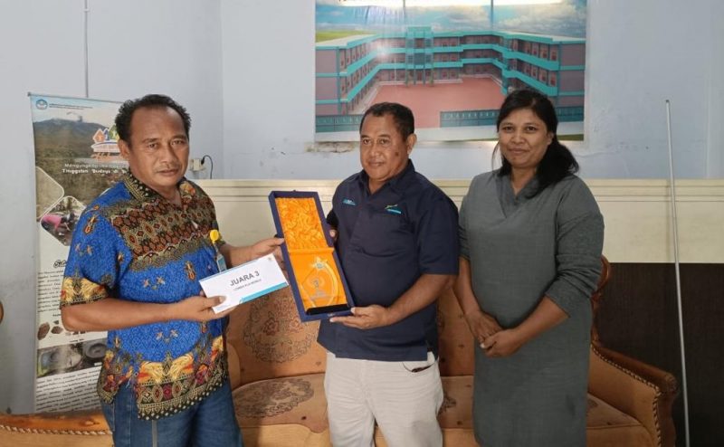 Pemberian Penghargaan Downloader PLN Mobile Kepada SMK Nusantara Tobelo