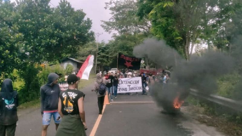 Tolak aktivitas galian C, Aliansi Pemuda Sulamadaha di Kecamatan Ternate Barat, turun ke jalan melakukan aksi demonstrasi pada Rabu (06/12/2023)