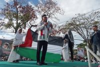 Pj Bupati Pulau Morotai M. Umar Ali saat orasi dalam aksi kemanusiaan bela palestina