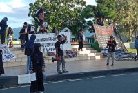 Gerakan Mahasiswa Pemerhati Sosial (Gamhas) melakukan aksi demonstrasi di depan Landmark Ternate, Senin (18/12/2023)