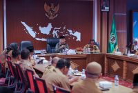 Plt Gunernur Malut M. Al Yasin Ali pimpin rapat bersama pimpinan OPD, Senin (15/1/2024)