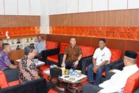 Walikota Tikep Ali Ibrahim menerima Kunker Kabid Lalu Lintas, Angkutan dan Kepelabuhanan KSOP Utama Tanjung Priok Chaerul Awaludin bersama rombongan di ruang rapat walikota, Jumat (26/1/2024).
