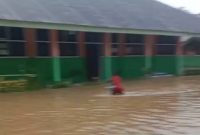 Banjir menggenangi SDN 205 Halsel