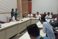 Pj Bupati Pulau Morotai, Muhammad Umar Ali saat hearing bersama dengan PC HMI Morotai di ruang meeting kantor Bupati