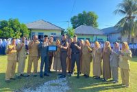 Foto bersama Kejaksaan Negeri Halmahera Timur (Haltim)  Maluku Utara (Malut) setelah melaksanakan penyuluhan hukum kepada para pelajar melalui Program Jaksa Masuk Sekolah (JMS)