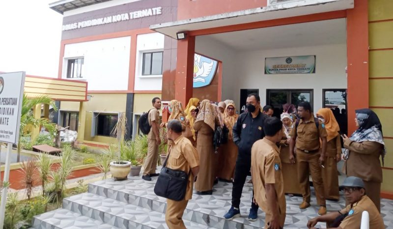 PPPK di Kota Ternate mendatangi kantor Dinas Pendidikan untuk meminta penjelasan soal gaji mereka, Senin (6/2/2024)