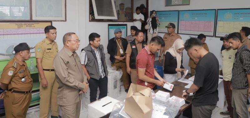 Walikota Ternate M. Tauhid Selaman dan Tim Desk meninjau langsung distribusi logistik Pemilu 2024, Senin (12/2/2024)
