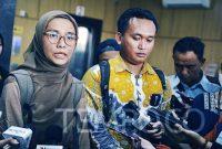 Sekjen PBHI Gina Sabrina (kiri) dan Peneliti Themis Indonesia Helmi Lavour (kanan) bersama Koalisi Masyarakat untuk Pemilu Bersih melaporkan dugaan kecurangan Pemilu ke Bawaslu RI, Selasa 23 Januari 2024. (foto/tempo)
