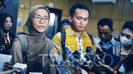 Sekjen PBHI Gina Sabrina (kiri) dan Peneliti Themis Indonesia Helmi Lavour (kanan) bersama Koalisi Masyarakat untuk Pemilu Bersih melaporkan dugaan kecurangan Pemilu ke Bawaslu RI, Selasa 23 Januari 2024. (foto/tempo)
