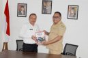 Sekda Samsuddin A. Kadir menerima LHP Tahun 2023 dari Kepala BPKP Perwakilan Maluku Utara, Tri Wibowo Aji, Senin (26/2/2024)