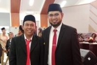 Irfan Umakamea saat berpose bersama Bupati Halmahera Selatan, Hasan Ali Bassam Kasuba usai dilantik sebagai Kabid Penanganan dan Kewaspadaan Nasional di Badan Kesbangpol. (foto istimewa)