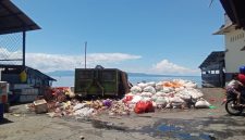 Tumpukan sampah di pasar Higienis Ternate tampak berserakah dan mengeluarkan bau tak sedap. (foto/riv)