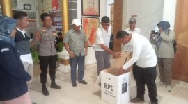 Satu kotak suara di TPS 02 Desa Tanjung Saleh dibuka jajaran KPU Pulau Morotai 