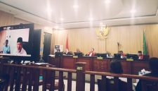 Eks Gubernur Malut AGK hadir secara virtual memberikan kesaksian dalam sidang yang digelar PN Tipikor Ternate dengan terdakwa mantan Kadis PUPR Malut Daud Ismail dan Christian Wuisan, Rabu (17/4/2024).