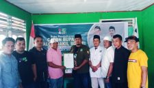 Tim LO dari Hj. Fifian Adeningsih Mus mengambil formulir pendaftaran di Tim Penjaringan Balon Bupati di DPC PKB Kepulauan Sula, Sabtu (20/4/2024).
