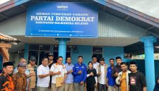 Pengurus DPD PKS Halsel foto bersama Tim Penjaringan Balon Bupati dan Wakil Bupati dari Partai Demokrat