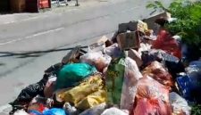 Sampah yang berserakan disepanjang jalan depan rumah warga ibukota.