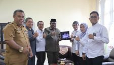 Foto Bersama sekaligus pemberian cinderamata dari Manager UP3 Tual ke Wakil Bupati Kepulauan Aru
