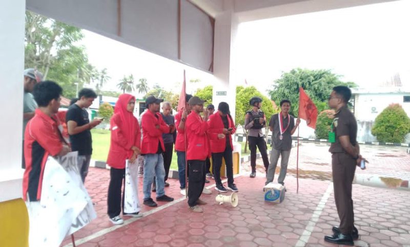 Mahasiswa demo di depan kantor Kejari Kepulauan Sula, Senin (6/10/2025).