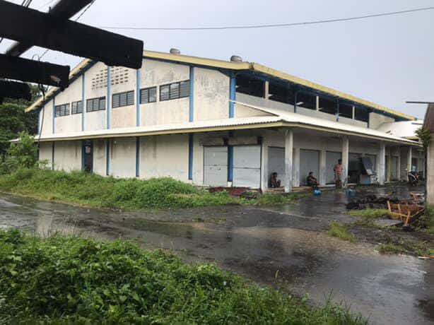 Gedung pasar Buaele di Kabupaten Halmahera Utara tampak tidak terurus. (Foto:Haliyora.id/Risal Sadoki)
