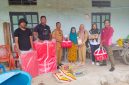 Warga Desa Balohang yang rumahnya terbakar mendapat bantuan dari Dinas Sosial Kabupaten Pulau Taliabu.