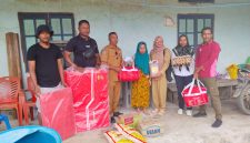Warga Desa Balohang yang rumahnya terbakar mendapat bantuan dari Dinas Sosial Kabupaten Pulau Taliabu.
