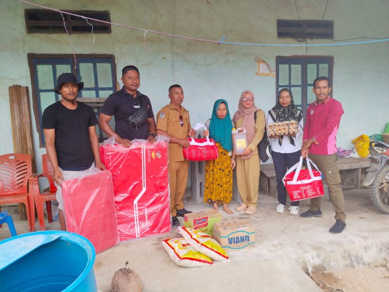 Warga Desa Balohang yang rumahnya terbakar mendapat bantuan dari Dinas Sosial Kabupaten Pulau Taliabu.