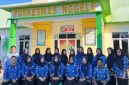 Kepala Puskesmas Nggele, Meliana A.Md.Kep bersama tenaga kesehatan Puskesmas setempat.