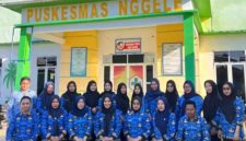 Kepala Puskesmas Nggele, Meliana A.Md.Kep bersama tenaga kesehatan Puskesmas setempat.