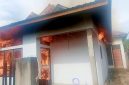 Kobakaran api membakar rumah milik pasangan suami istri di Desa Umaloya, Kabupaten Kepulauan Sula, Jumat (31/10/2025).