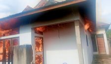 Kobakaran api membakar rumah milik pasangan suami istri di Desa Umaloya, Kabupaten Kepulauan Sula, Jumat (31/10/2025).