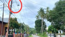 Tampak PJU yang dipasang Pemdes Fogi melekat langsung ke tiang listrik milik PLN.