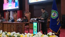 Juru Bicara Banggar, Muksin Amrin, membacakan catatan kritis 4 fraksi terhadap pembangunan Jalan Trans Kie Raha, dalam sidang paripurna DPRD Maluku Utara, Jumat (7/11/2025).